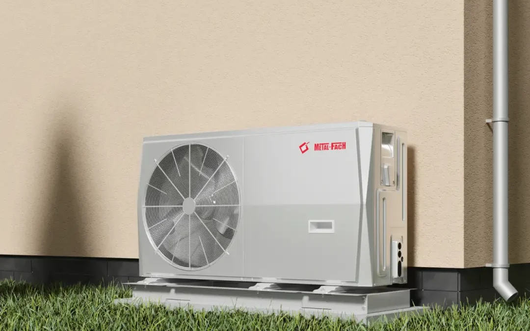 Pompa ciepła METAL-FACH Elika Monoblock 4–6 kW zamontowana przy elewacji budynku