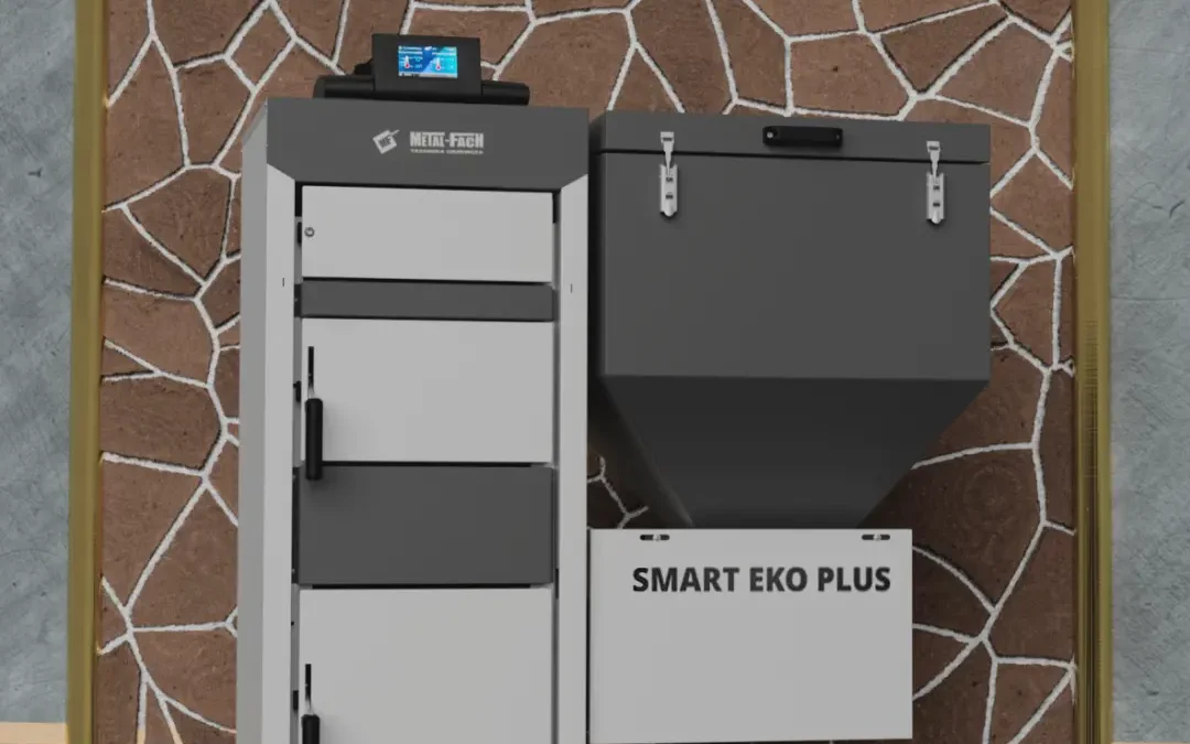 Kocioł SMART EKO PLUS firmy METAL-FACH Technika Grzewcza z podajnikiem i zasobnikiem na paliwo, ustawiony na tle dekoracyjnej ściany z kamienia.