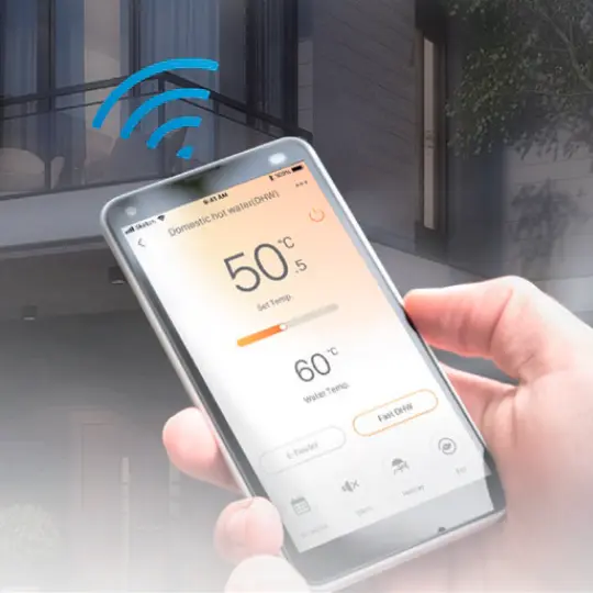 Aplikacja-mobilna-pompa-ciepla-MSmart-Life Sterowanie pompą ciepła METAL-FACH przez aplikację mobilną MSmart Life – telefon w dłoni